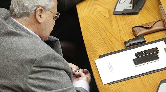 Díaz Alperi se corta las uñas en pleno debate de Les Corts