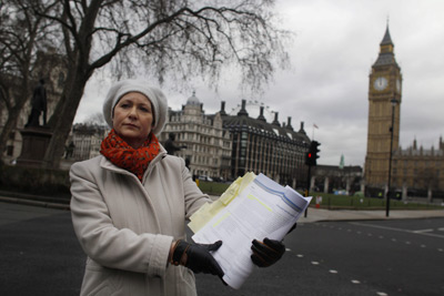La fundadora de la campaña de pacientes 'Cura el NHS', Julie Bailey, posa con una copia del informe del informe.- Tal Cohen (EFE)