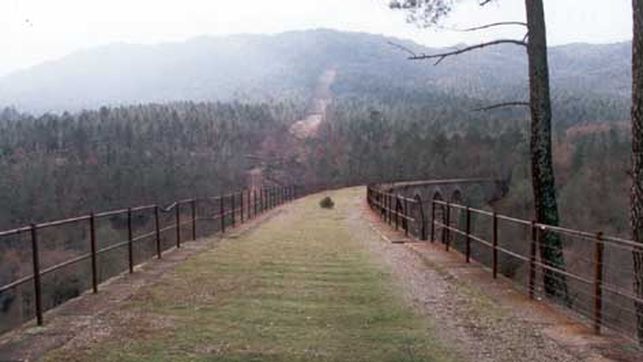 Viaducto de la vía estrecha para entrar a Minas del Horcajo (Ciudad Real) / Foto: http://valledealcudia.webcindario.com